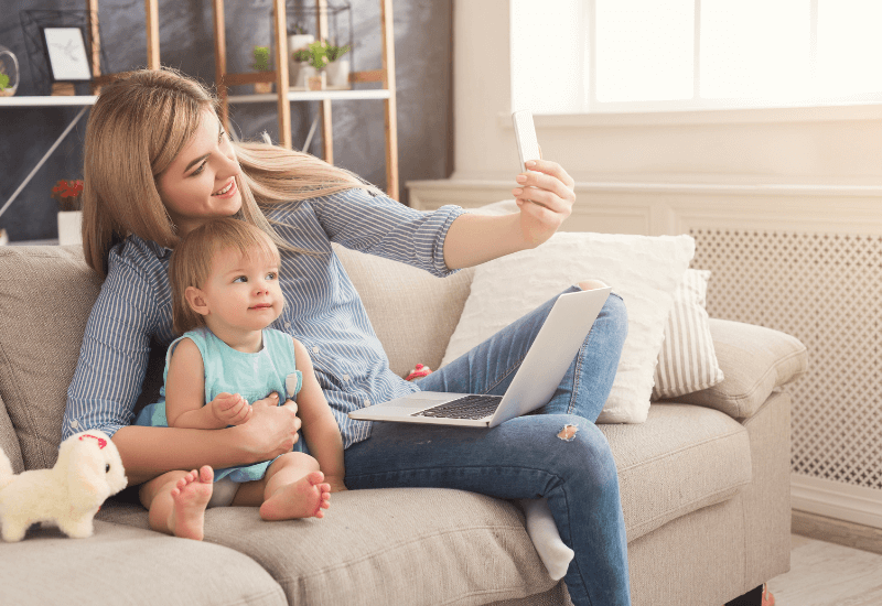 mompreneur stopping work to take a selfie with her daughter